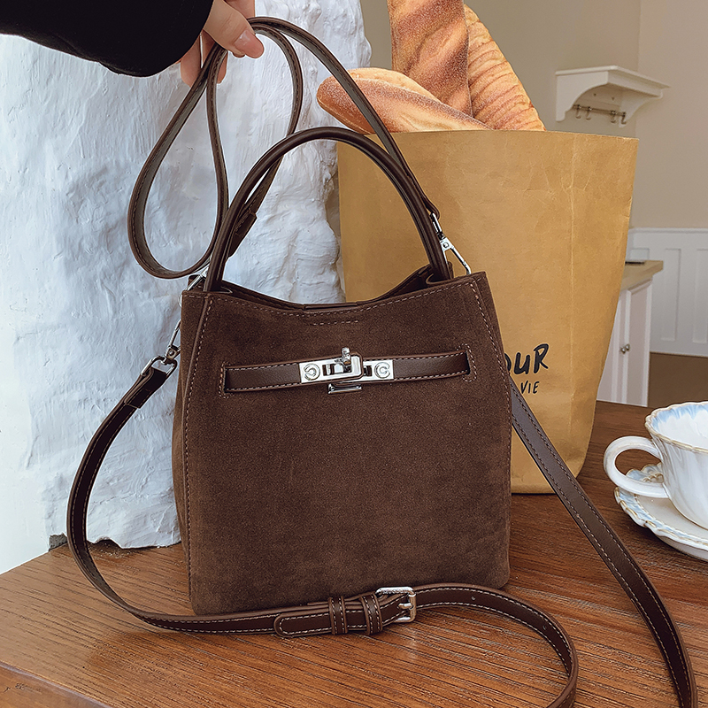 LAOYJA美拉德复古磨砂铂金水桶包