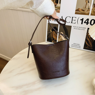 LAOYJA高级感小众复古斜挎水桶包