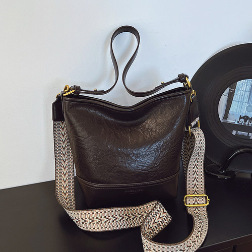 LAOYJA高级感小众复古腋下水桶包