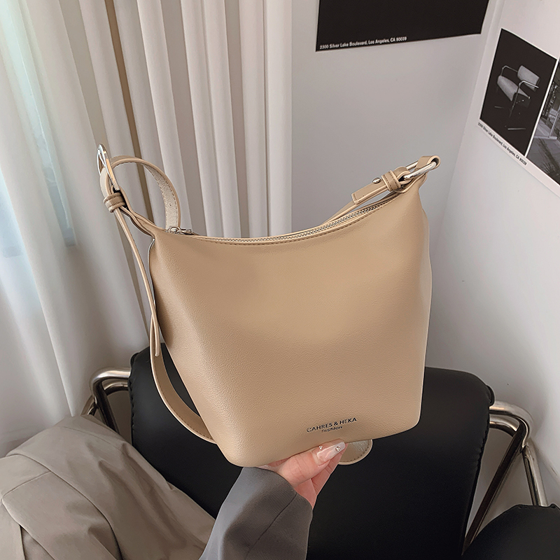 LAOYJA高级感小众腋下水桶小包