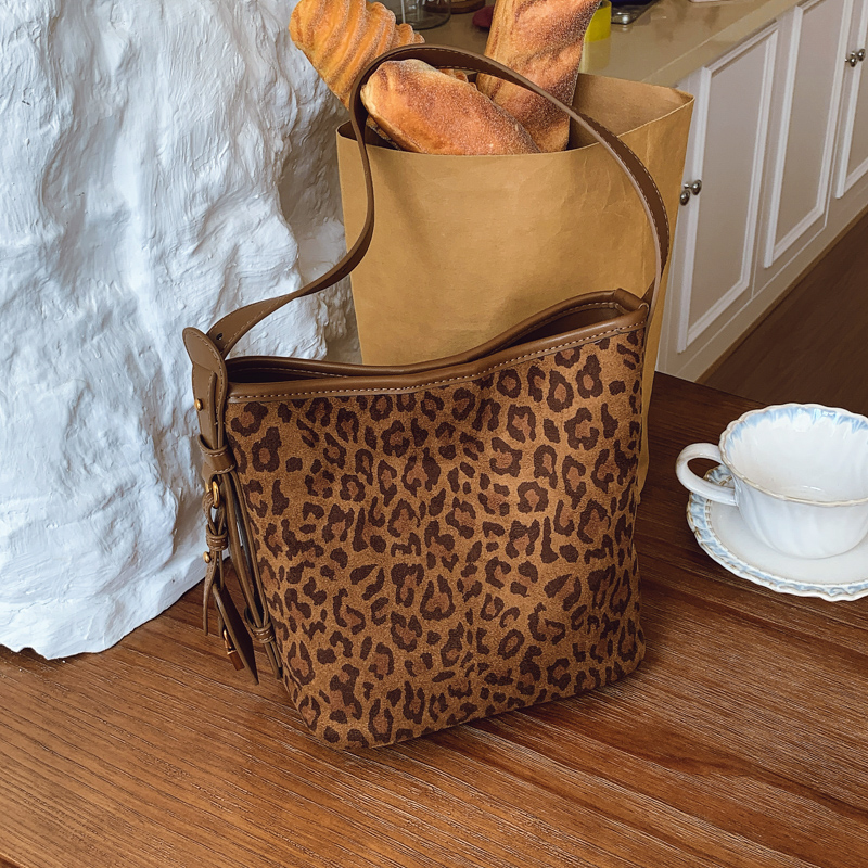 LAOYJA高级感小众皮绒豹纹水桶包