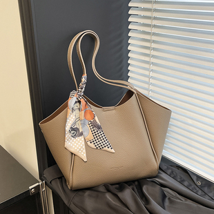 大容量包包女式2026新款超火通勤外出托特包高级感百搭单肩翅膀包