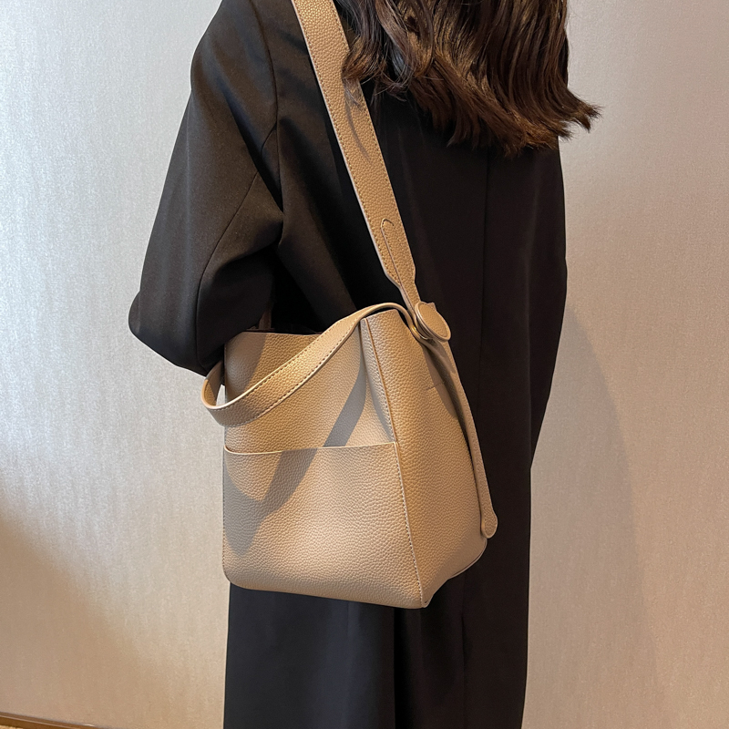 Laoyja大容量小众水桶单肩斜挎包