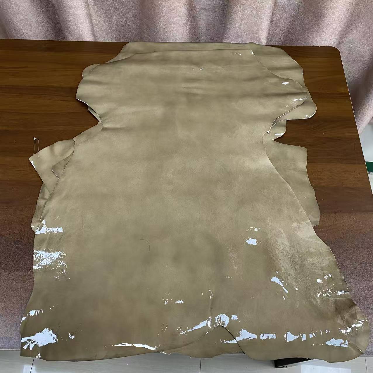 进口浅棕色镜面双色漆皮羊皮无伤痕整张真皮箱包手袋鞋子皮料工厂