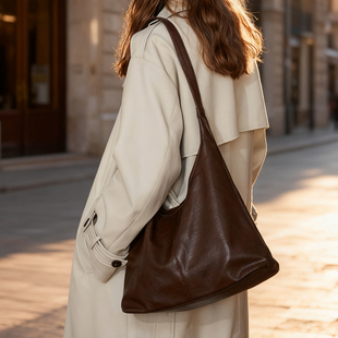 咖啡色皮质托特包女生大容量斜挎包日常通勤百搭包包时髦单肩包男