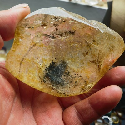 天然带皮水晶原石开窗万花筒内含云母标本透明石重242.4克