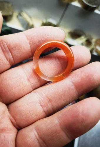 天然保山南红原石雕刻特色戒指圈口18.1条宽4.9重2.8克一图一物