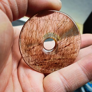 天然红发晶原石手工雕刻平安扣圆牌挂环尺寸45.5*5.3重16.1克