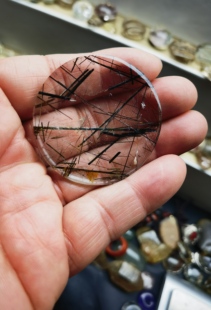 天然黑发晶原石雕刻圆牌吊牌吊坠挂件尺寸46.2*5.5重21.5克