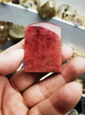 天然红发晶原石雕刻方牌吊牌吊坠颈饰尺寸42.8*31.5*15.2重49.7克