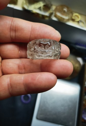 天然白水晶原石手工雕刻九尾狐板指戒指圈口19条宽13.8重8.2克