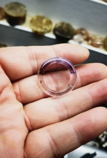 东海天然紫水晶原石人工雕刻戒指戒圈指环内径18.2条宽5.9重3.4克