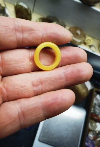 天然蜜蜡原石手工雕刻戒指圈口13.8条宽4.8重0.7克一图一物
