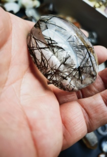 天然黑发晶原石内含彩幽灵镯心圆牌摆件直径50.8厚26.2重103.8克