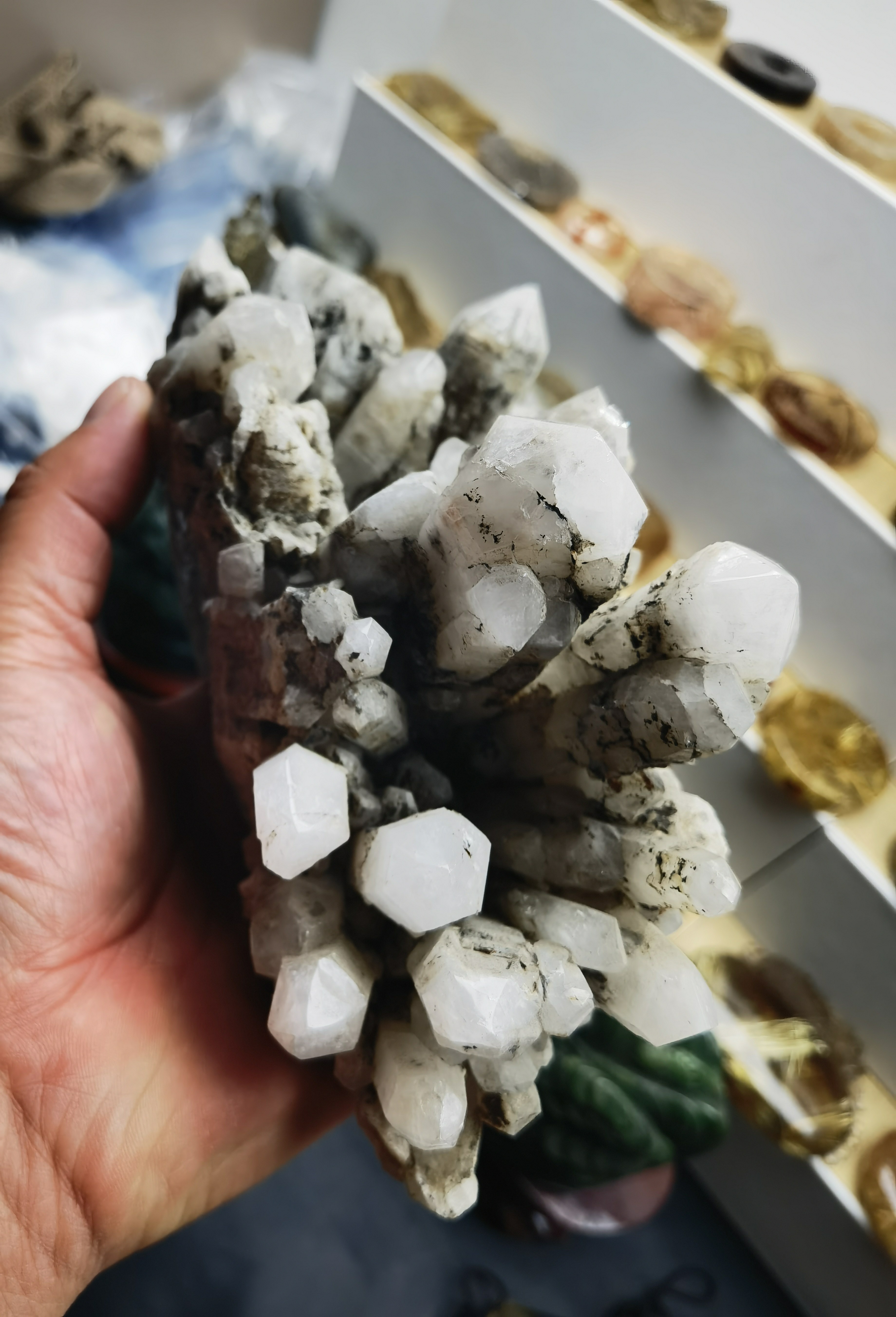 天然水晶原石晶族晶洞摆件尺寸182*114*81重1238.4克特色料一物