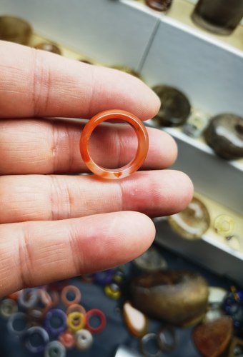 天然保山南红原石柿子红戒指圈口16.5条宽6.7重2.6克一图一物
