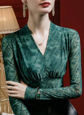 v领字母印花绿色打底衫女修身长袖t恤高级感薄纱蕾丝上衣可外穿秋