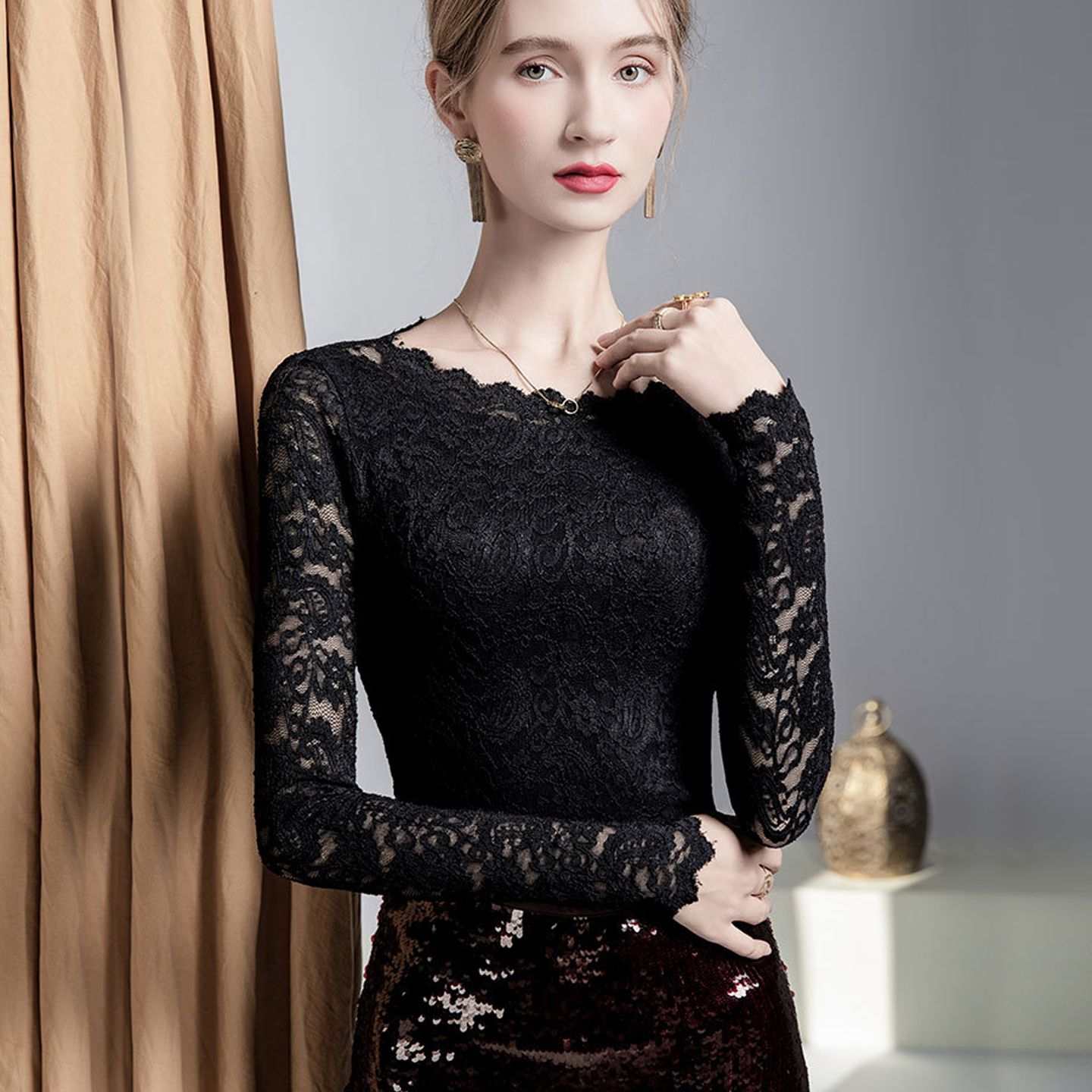 别致洋气一字领蕾丝打底衫女秋装