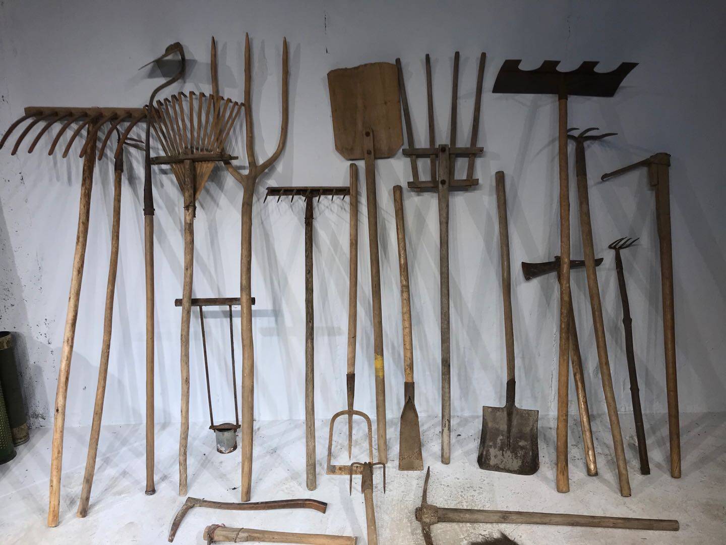 民俗老物件农家院摆件老旧农具筛子斗笠铁掀小镐耙子木锨镐头锄头