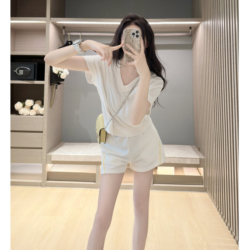 白色小个子休闲套装女夏季减龄2026超火时尚气质洋气运动短袖短裤