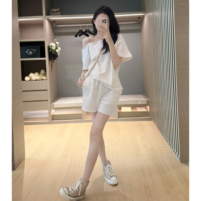白色露肩短袖套装女夏季休闲减龄洋气时尚超火巨好看短裤一整套