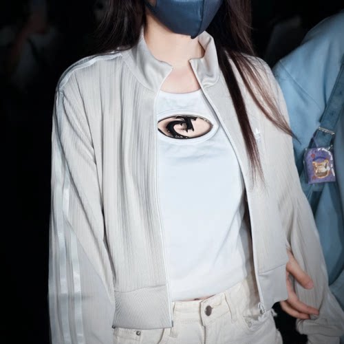 阿迪达斯女子款复古立领运动夹克