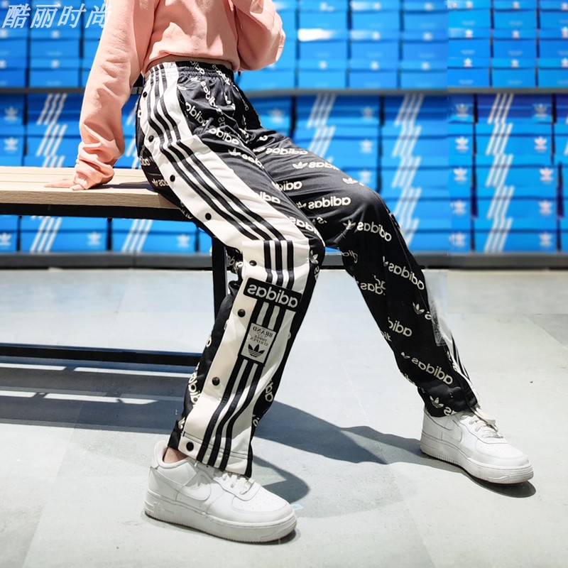 阿迪达斯Adidas三叶草女裤时尚印花排扣宽松休闲运动长裤子HM4883