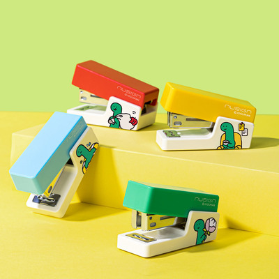 Nusign纽赛乔古漫联名迷你订书机送订书针小号ins学生用家用钉书机便携小型省力订书器办公用装订恐龙卡通图