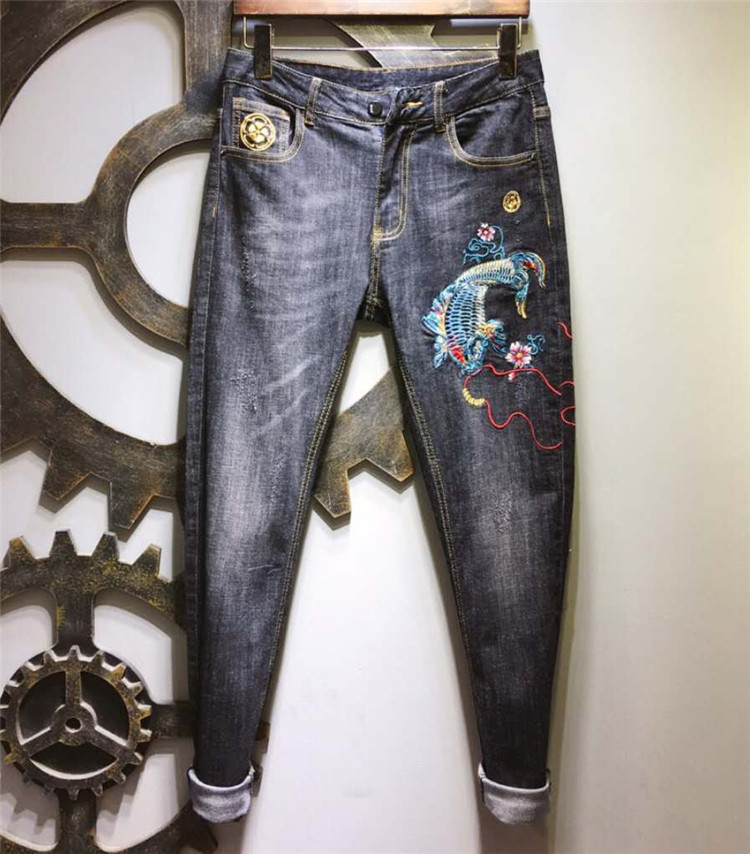 鯉魚刺繡男士牛仔褲灰色中國風春夏個性潮牌水洗赤耳丹甯修身長褲在類目 男裝, 牛仔褲中 - 來自Buy2taobao.com提供專業的淘寶代購服務
