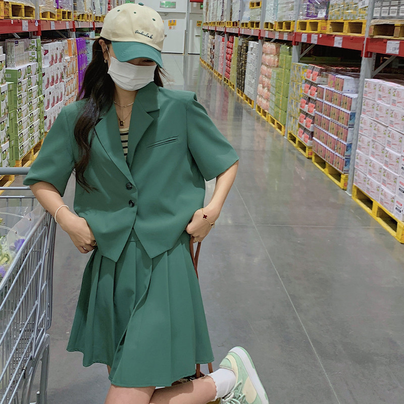 活泼减龄绿色西装套装裙女夏季薄款2025新款网红百褶裙两件套夏装图片