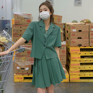 活泼减龄绿色西装套装裙女夏季薄款2025新款网红百褶裙两件套夏装图片