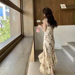 法式蝴蝶印花吊带连衣裙女夏2025新款减龄甜美独特漂亮温柔风长裙图片