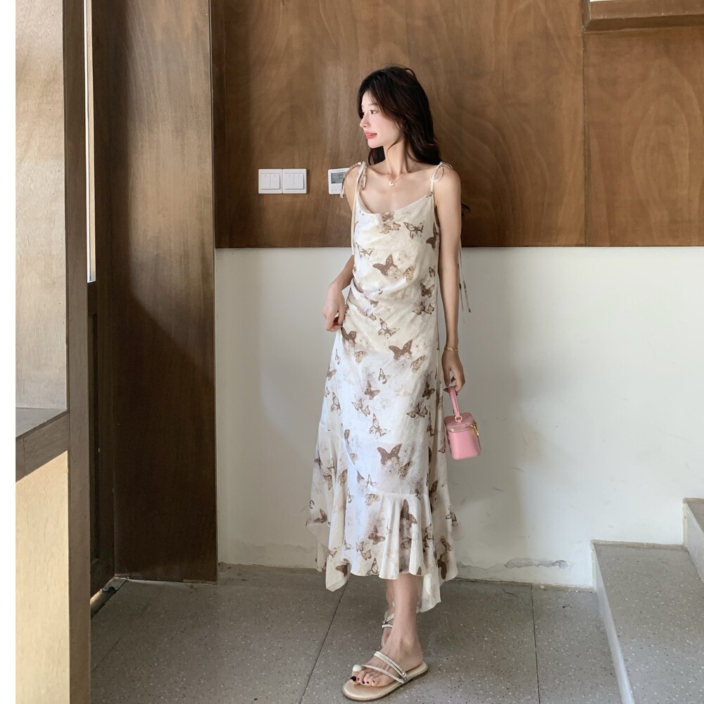 法式蝴蝶印花吊带连衣裙女夏2025新款减龄甜美独特漂亮温柔风长裙,女装连衣裙,卡莱