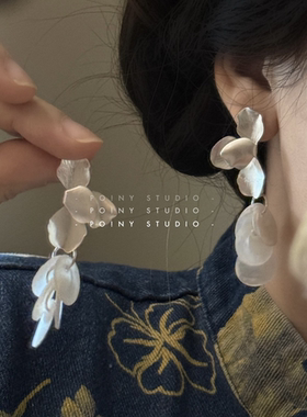 小众设计感花瓣耳环女白色贝壳长款耳坠轻奢气质耳钉耳饰新款耳夹