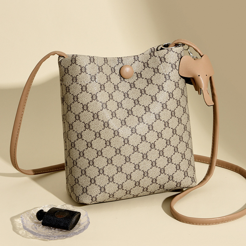 包包女士2025新款水桶包小包秋冬新款斜挎包跨境女包手机包