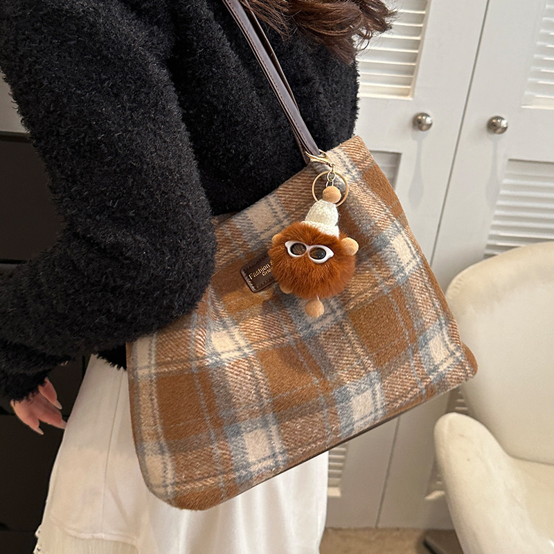 毛呢格子包包女2025秋冬新款复古学生托特包休闲大容量单肩腋下包