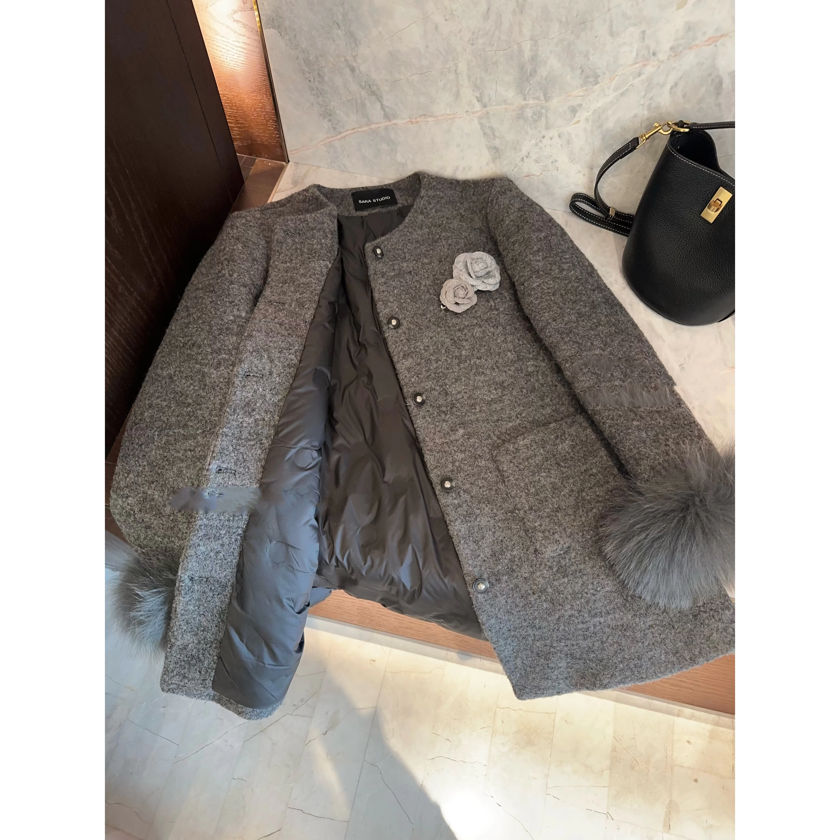 爵莱菲大码灰色羽绒内胆狐狸毛袖羊毛小香风外套女冬加厚毛呢大衣