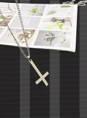 T恤链男生嘻哈钛钢吊坠倒逆十字架项链简约配饰情侣挂坠白柳同款