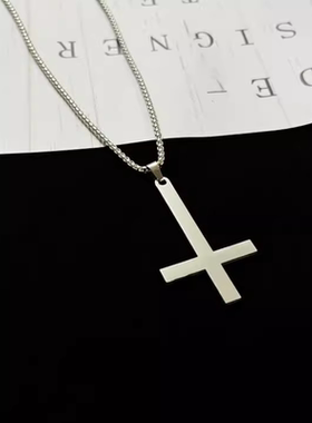 配饰T恤链情侣挂坠男生简约钛钢吊坠嘻哈白柳同款倒逆十字架项链