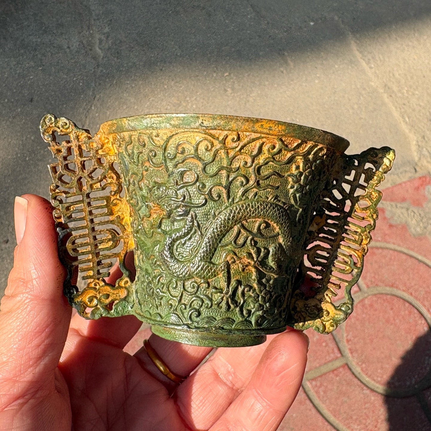 仿古绿绣寿纹龙杯铜杯子复古合金装饰品供杯雕花铜茶杯摆件