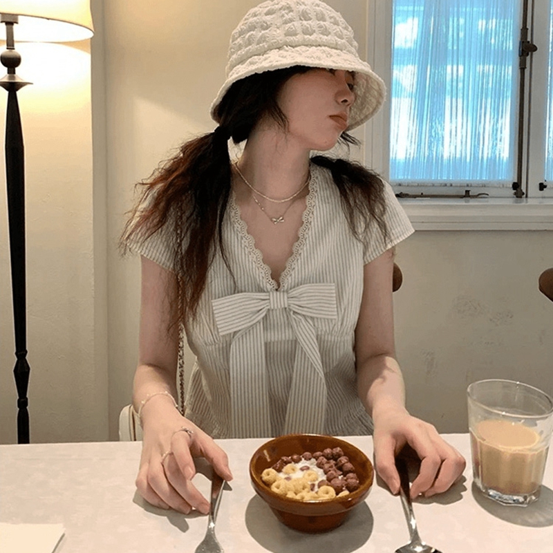 栀子清欢 蓝条蝴蝶结蕾丝花边衬衫V领短款上衣法式短款条纹衬衫