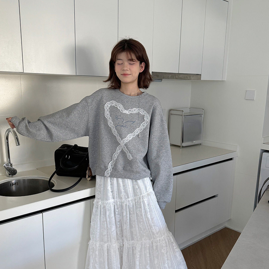 木沐 蕾丝爱心圆领卫衣女2025春季新款韩版减龄空气层套头上衣沐