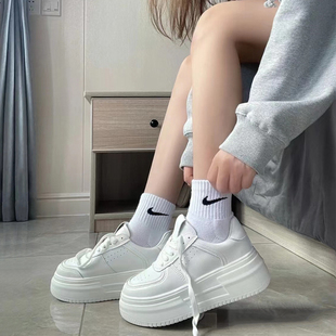女生小白鞋百搭厚底今年流行鞋子新款2026春爆款透气运动休闲板鞋