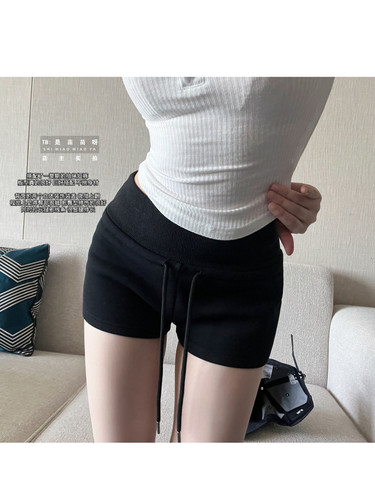 版型优越的短裤翘臀立显