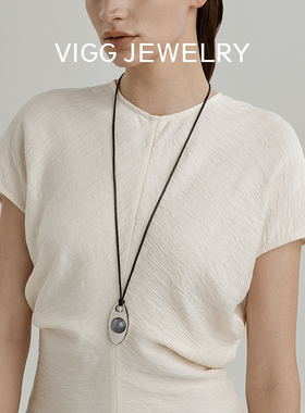 VIGG飞碟项链女小众高级感百搭长皮绳毛衣链2025年新款潮轻奢设计