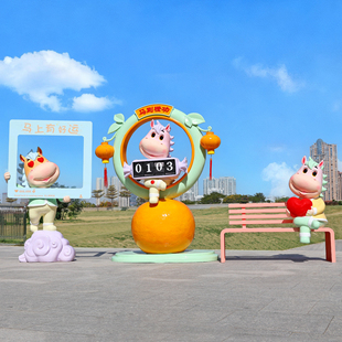 马年吉祥物雕塑玻璃钢户外景区售楼部商场新春贺岁卡通马装 饰摆件