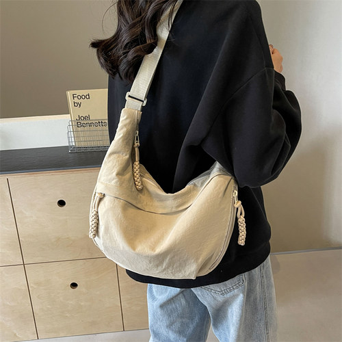 斜挎包纯色尼龙布车缝线饺子包