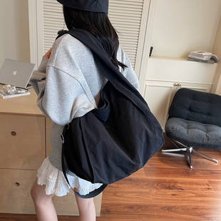 单肩包设计感小众新式斜挎包2026新款百搭高级感旅行大容量托特包