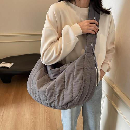 冬季托特包小众设计高级感包包女2026新款大容量棉服包褶皱斜挎包