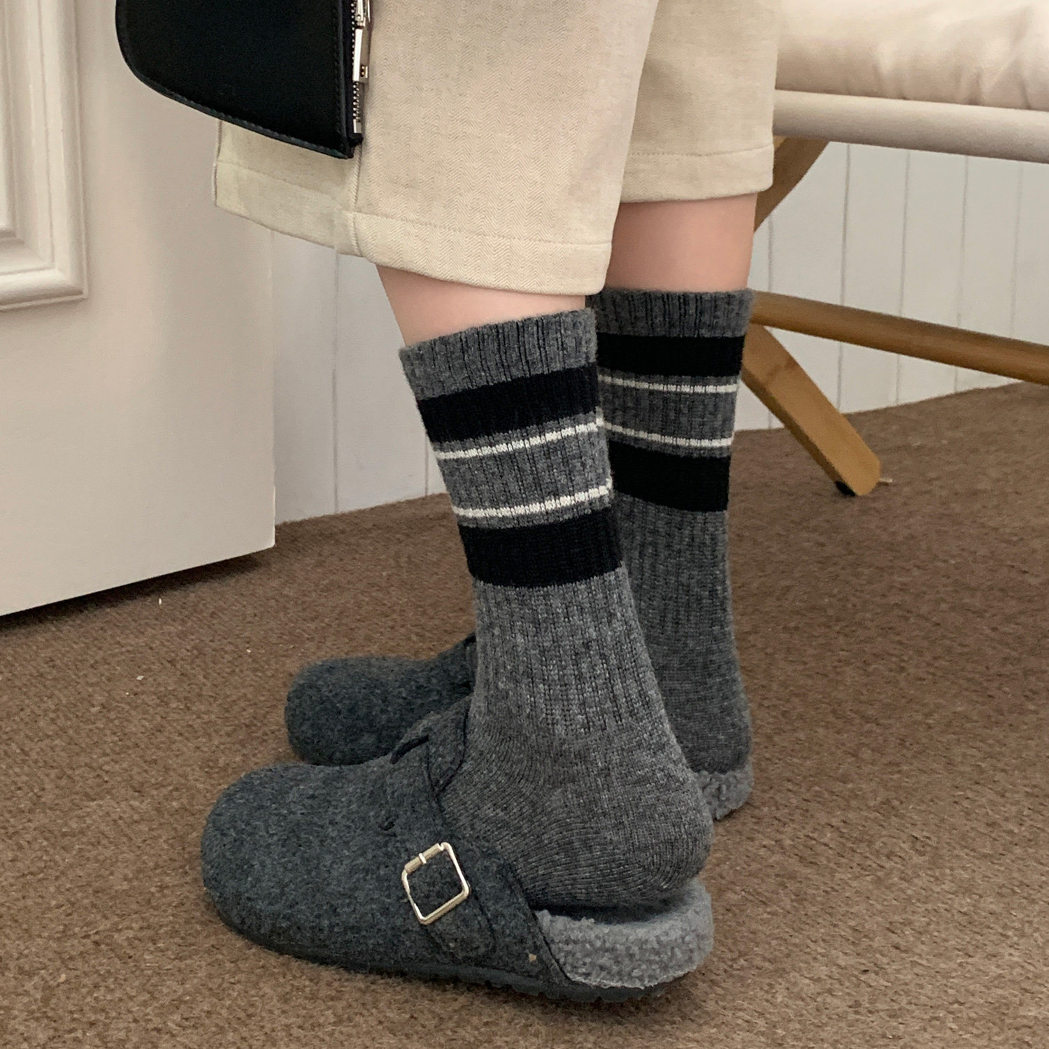黑色条纹羊毛袜子女中筒袜秋冬保暖运动双杠防滑外穿配鲨鱼裤长袜